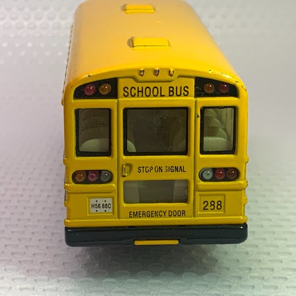 Kinsfun - Yellow School Bus - Door Opens - 5'' - Picture 6 of 8